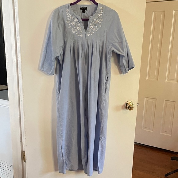 Miss Elaine 100% cotton Blue zip-front housedress with pockets & Floral Detail - Picture 1 of 6